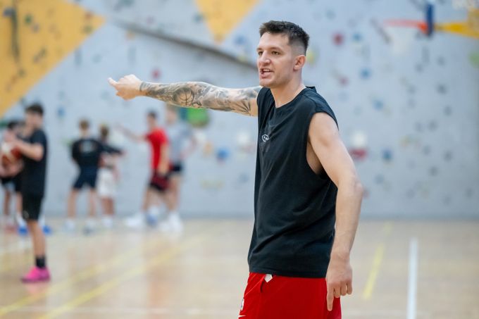Krejčí přibral, má kouče šprýmaře a sen: dům na Šumavě a sekat trávu jako Forrest Gump Krejčí přibral, má kouče šprýmaře a sen: dům na Šumavě a sekat trávu jako Forrest Gump