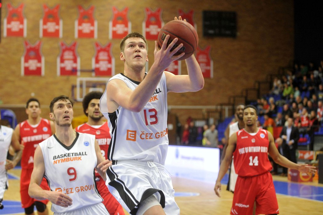 Basketbalisté Nymburku si ve VTB lize připsali důležité vítězství v boji o play off. Krasnojarsk na jeho hřišti udolali 92:88 ve druhém prodloužení.