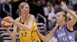 Malgorzata Dydeková (vlevo) v dresu týmu WNBA Los Angeles Sparks