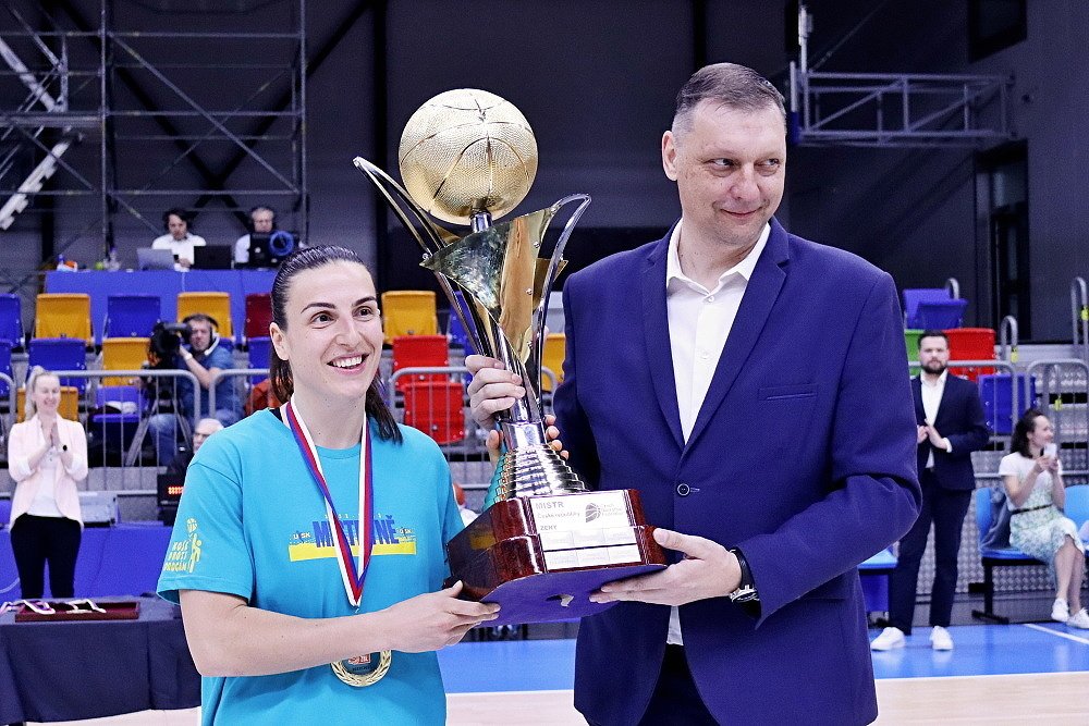 Pohár pro vítězky Ženské basketbalové ligy se výrazně podobé poháru pro vítěze extraligové základní části