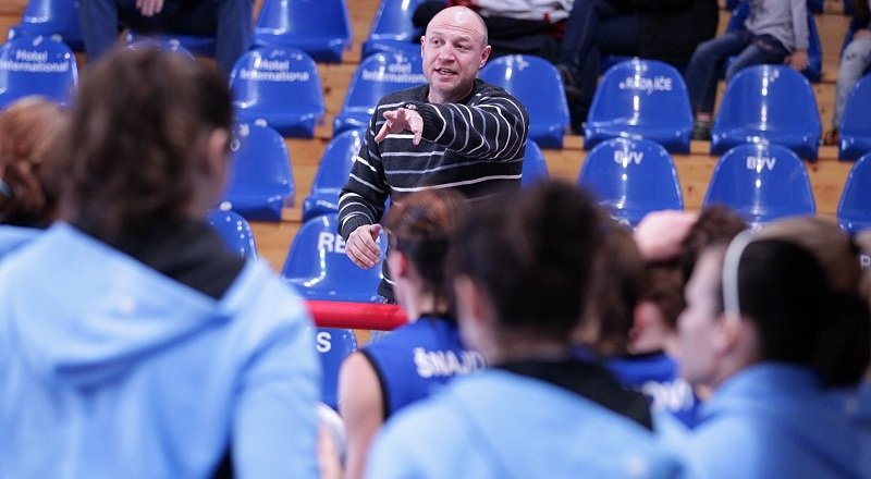 Teď jdeš hrát ty! Kouč Martin Petrovický na dálku vedl semifinále ženské basketbalové ligy