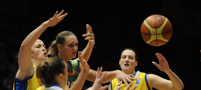 Brněnská basketbalistka Petra Kulichová (v zeleném) mezi soupeřkami z USK Praha.