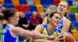 Basketbalistka USK Praha Marija Režanová v obležení dvou hráček Karlových Varů