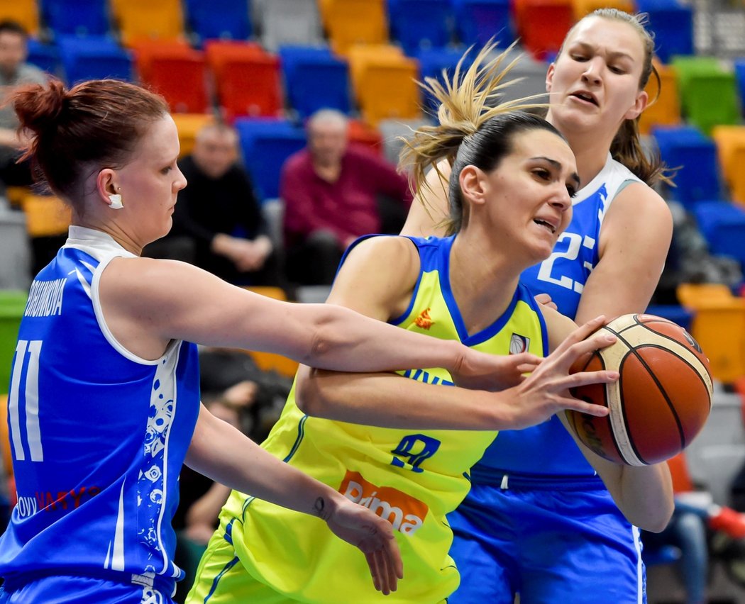 Basketbalistka USK Praha Marija Režanová v obležení dvou hráček Karlových Varů