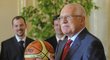 Václav Klaus dostal od stříbrných basketbalistek podepsaný míč
