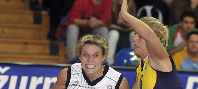 Brněnská basketbalistka Hana Horáková se snaží prosadit přes obranu Pauliny Pawlakové z Gdyně. 