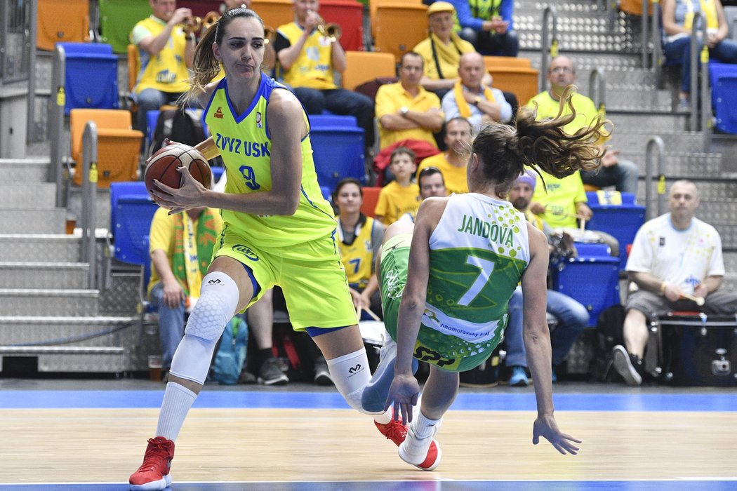 Marija Režanová z USK Praha přechází přes  Karolínu Jandovou z KP Brno ve finále ligy basketbalistek