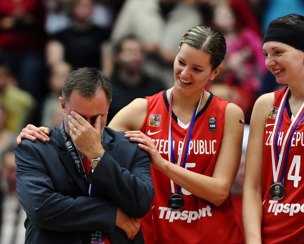 Dojatý trenér ženských basketbalistek Lubor Blažek po zisku stříbra na domácím mistrovství světa