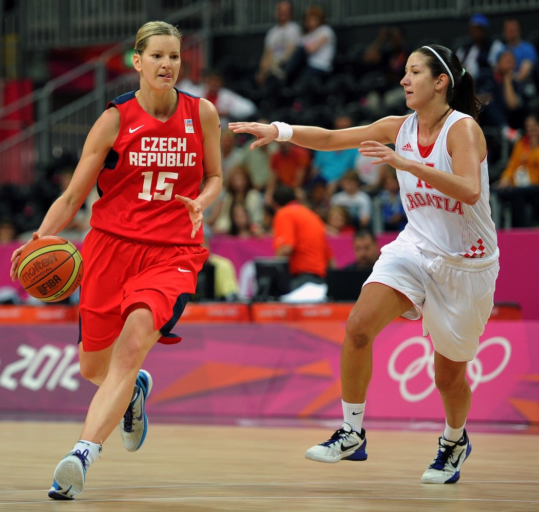 Česká basketbalistka Eva Vítečková během zápasu na olympijských hrách v Londýně