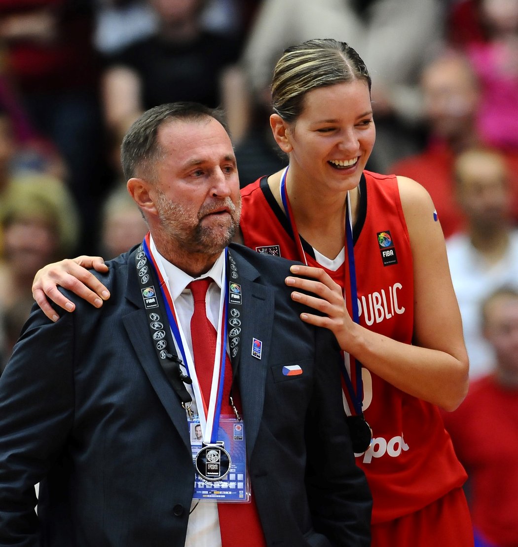 Eva Vítečková se raduje ze zisku stříbrných medailí na domácím šampionátu po boku reprezentačního trenéra Lubora Blažka