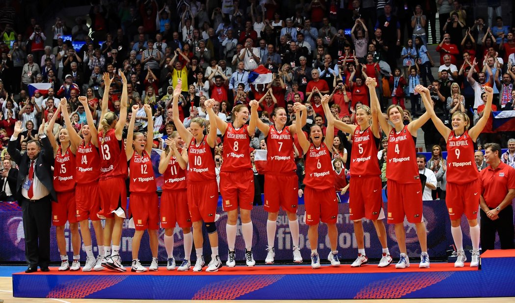 Stříbrný tým ženské basketbalové reprezentace se raduje z druhé místa stejně, jako kdyby vyhrál zlato