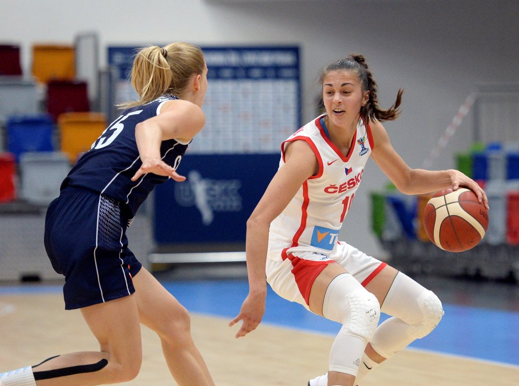 Česká basketbalistka Eliška Hamzová v přípravném zápase proti Slovensku