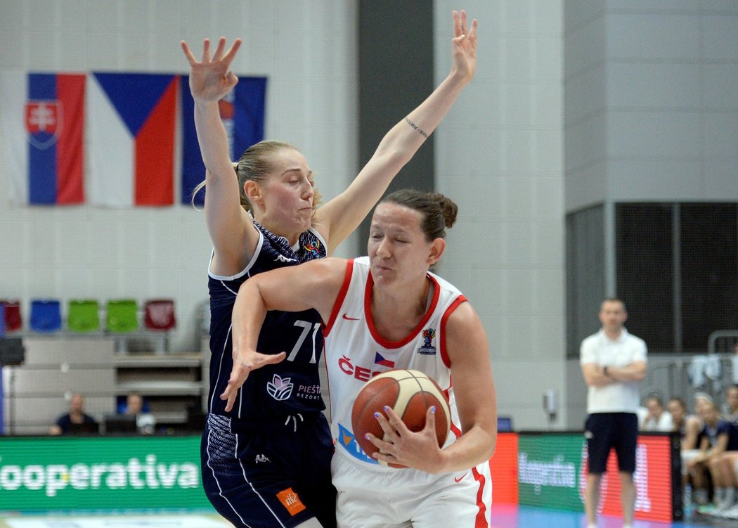 Česká basketbalistka Tereza Vyoralová v přípravě proti Slovensku