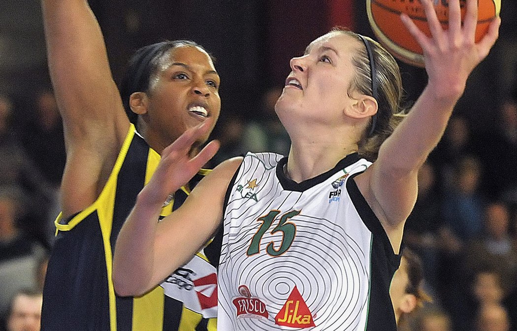 Eva Vítečková (vpravo) z Brna se snaží o zakončení přes Tammy Suttonovou-Brownovou z Fenerbahce Istanbul.