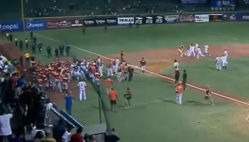 Bývalý hráč MLB Alex Romero napadl ve venezuelské soutěži pálkou soupeřova chytače poté, co jej po nadhozu trefil míč do zadní části těla.