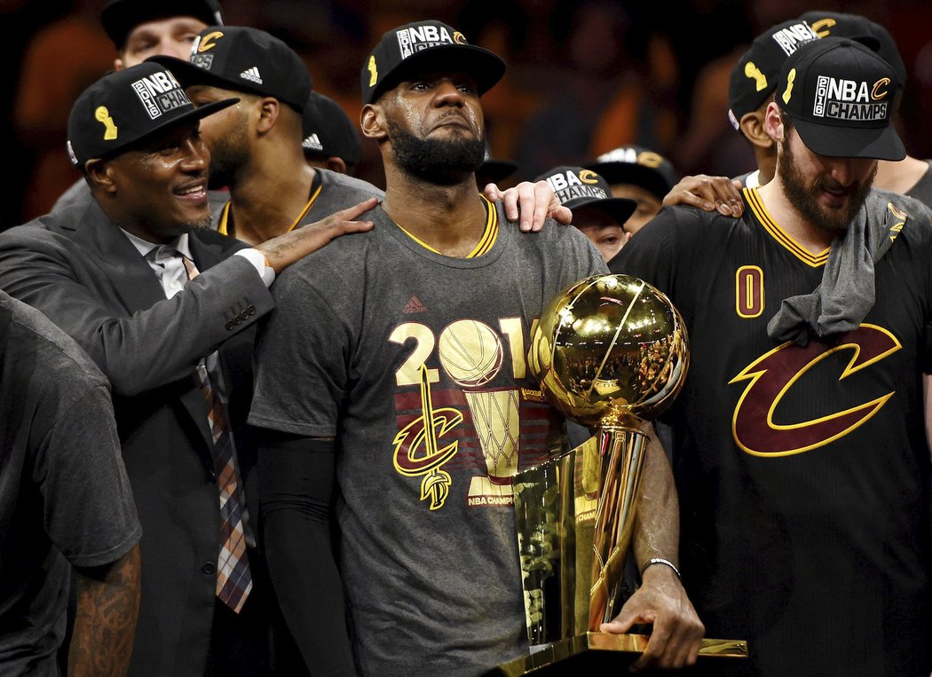 Dojatý Lebron James slaví historický titul NBA pro Cleveland