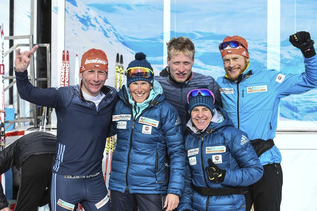 Bauer Ski Team při společném fotografování