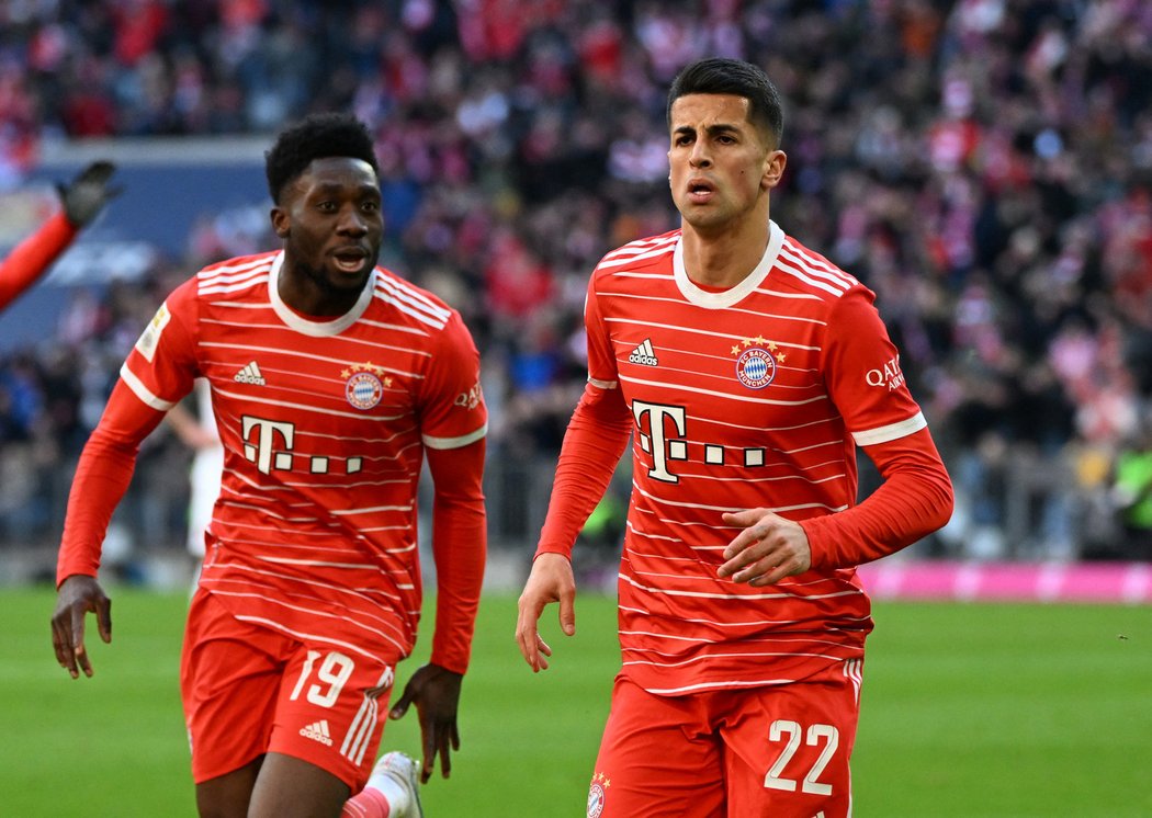 Bayern zvládl divokou přestřelku s Augsburgem