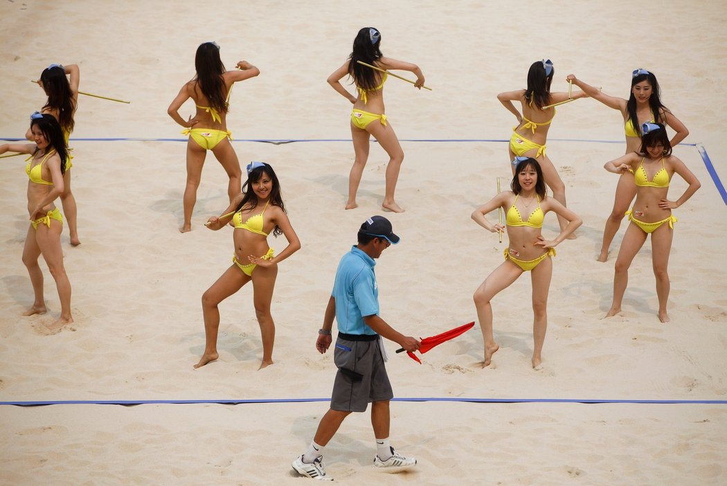 Kromě svůdných sportovkyň se v Číně ukázaly i roztleskávačky
