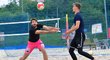 Jana Hadravu a Donovana Džavoronoka čeká turnaj v beach volejbale v Praze