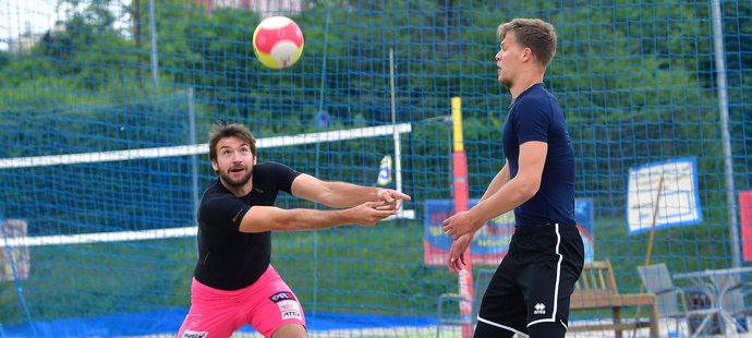 Jana Hadravu a Donovana Džavoronoka čeká turnaj v beach volejbale v Praze