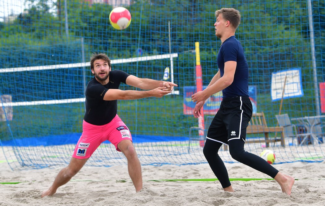 Jana Hadravu a Donovana Džavoronoka čeká turnaj v beach volejbale v Praze