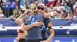 Markéta Nausch Sluková a Barbora Hermannová se radují z výhry v osmifinále turnaje Světové série v Ostravě