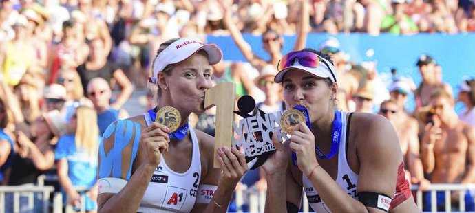 Beachvolejbalistky Barbora Hermannová a Markéta Nausch Sluková jsou novými světovými jedničkami. Do čela žebříčku FIVB se dostaly po titulu ve Vídni.