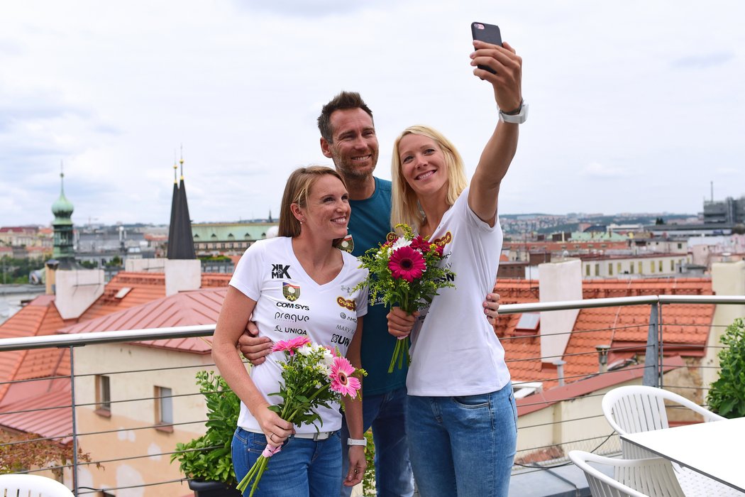 Kristýna Hoidarová Kolocová a Michala Kvapilová s trenérem Andreou Tomatisem