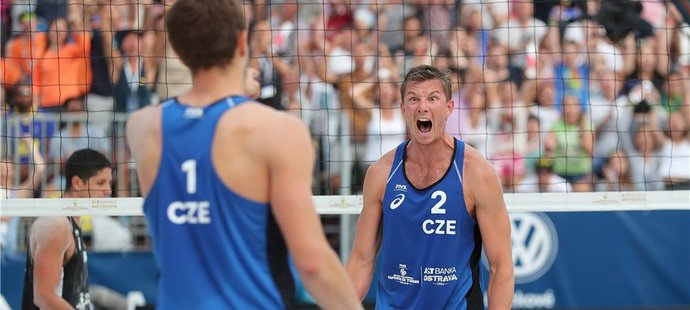 Čeští plážoví volejbalisté Ondřej Perušič a David Schweiner zopakovali senzační postup mezi čtyři nejlepší na čtyřhvězdičkovém turnaji Světové série FIVB J&T Banka Ostrava Beach Open.