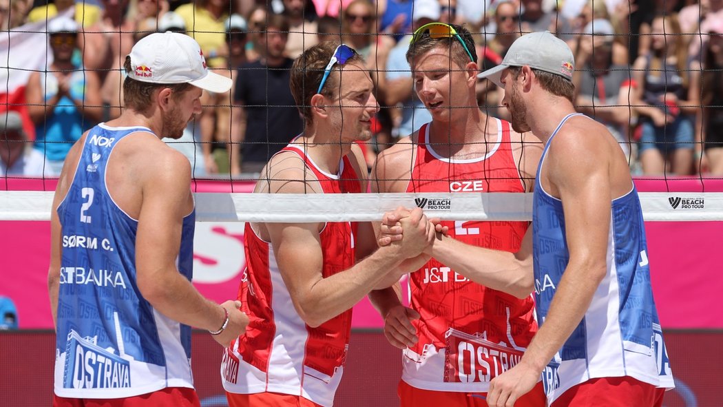 Čeští beachvolejbalisté v červeném Ondřej Perušič (vlevo) a David Schweiner v Ostravě opět nestačili jen na světové jedničky z Norska a zahrají si o bronz
