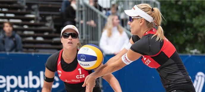 Plážové volejbalistky Barbora Hermannová a Markéta Nausch Sluková zůstaly v čínské kvalifikaci před branami olympiády.