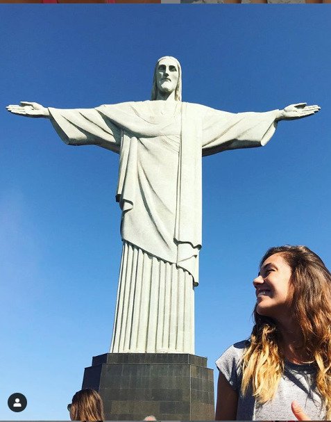 Magdalena Dostálová u sochy Ježíše v Riu de Janeiro.