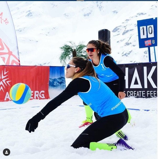 Magdalena a Anna Dostálovy umějí hrát volejbal i na sněhu.