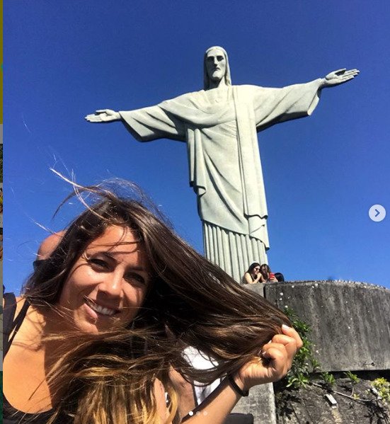 Anna Dostálová u sochy Ježíše v Riu de Janeiro.