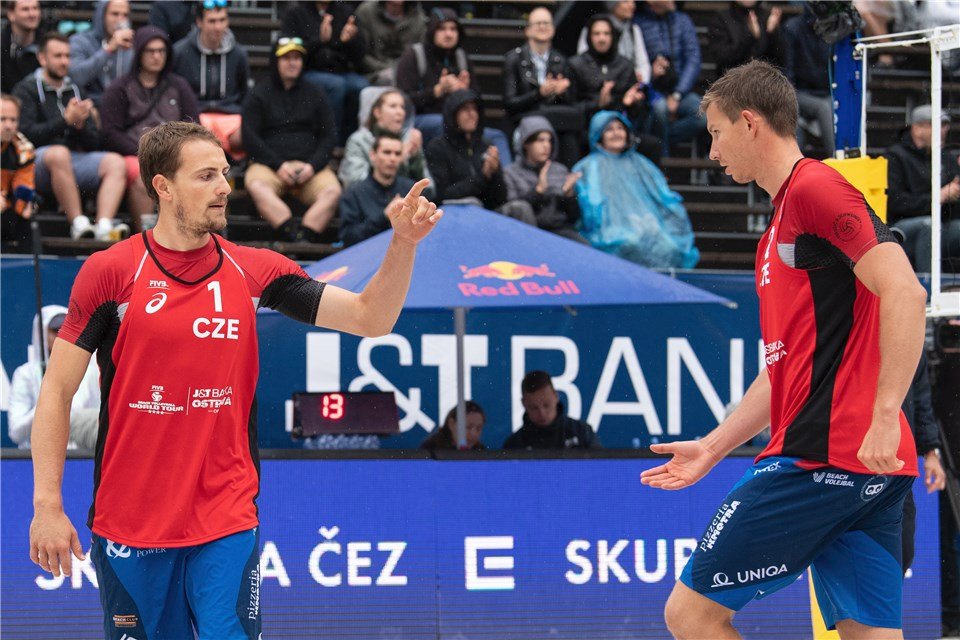 Ondřej Perušič (číslo 1) a David Schweiner (2) vyhráli na turnaji Světové série v Ostravě svou skupinu a postoupili mezi šestnáct nejlepších