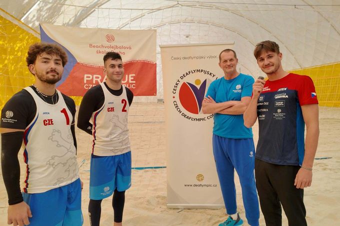 Seš snad hluchej? Jsou. Oba. Na Deaflympiádě chtějí beachvolejbalisté medaili Seš snad hluchej? Jsou. Oba. Na Deaflympiádě chtějí beachvolejbalisté medaili