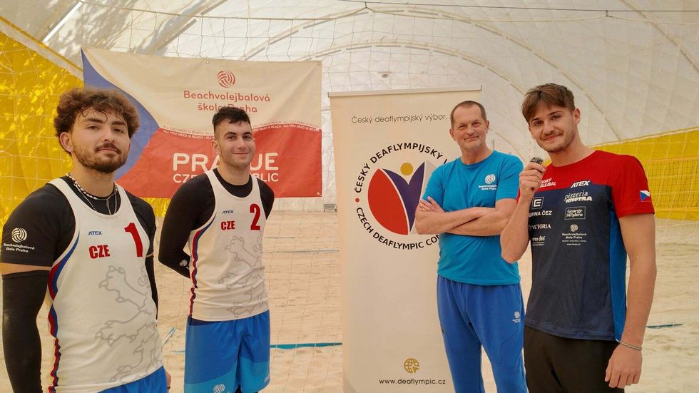 Neslyšící čeští beachvolejbalisté Šimon Bambas a Jan Žídek chtějí medaili z Deaflympiády