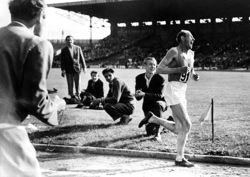 S Emilem Zátopkem pojilo Otu Pavla přátelství. Čtyřnásobnému olympijskému vítězi (na snímku z konce května 1954 překonává v Paříži světový rekord na 5000 m časem 13:57,2) pomáhal se stavbou domku.