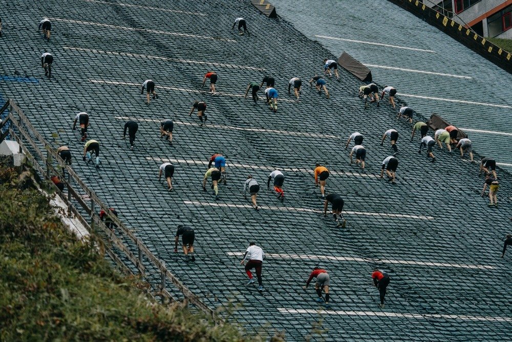 Extrémní běžecký závod Red Bull 400 na svahu skokanského můstku na Ještědu