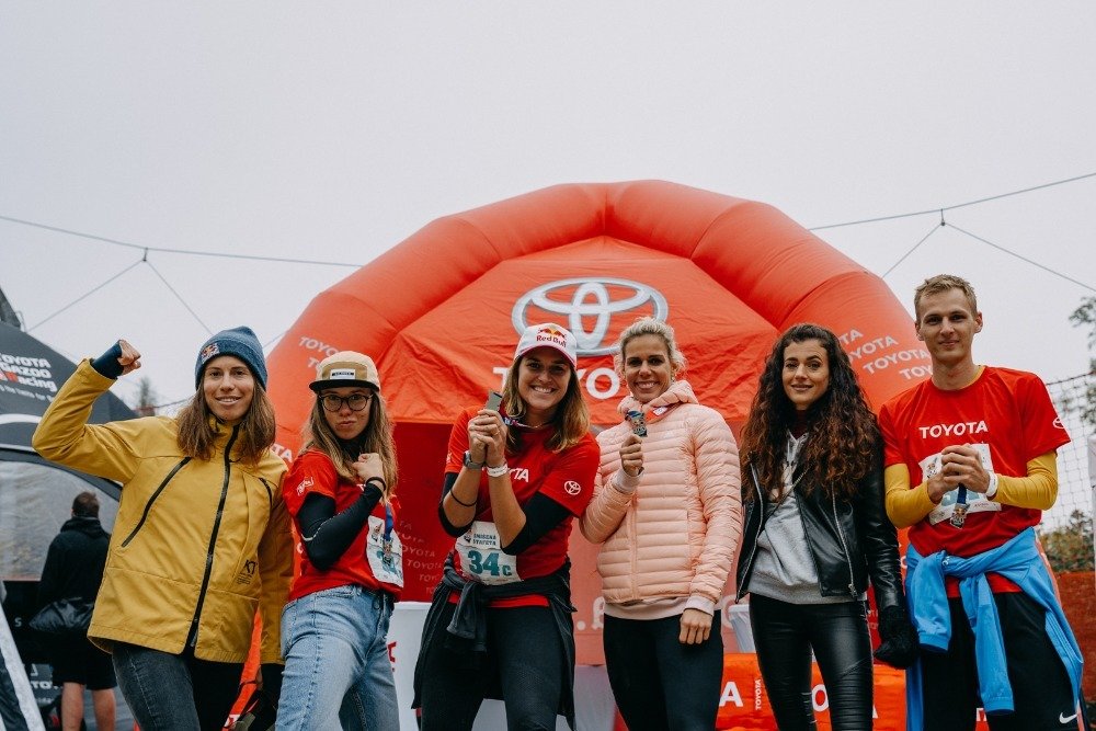 Hvězdná štafeta. Zleva nemocná a pouze trenérka Eva Samková, její sestra Jana Samková, beachvolejbalistka Bára Hermannová, oštěpařka Nikola Ogrodníková, atletka Kristiina Mäki a atlet Filip Sasínek