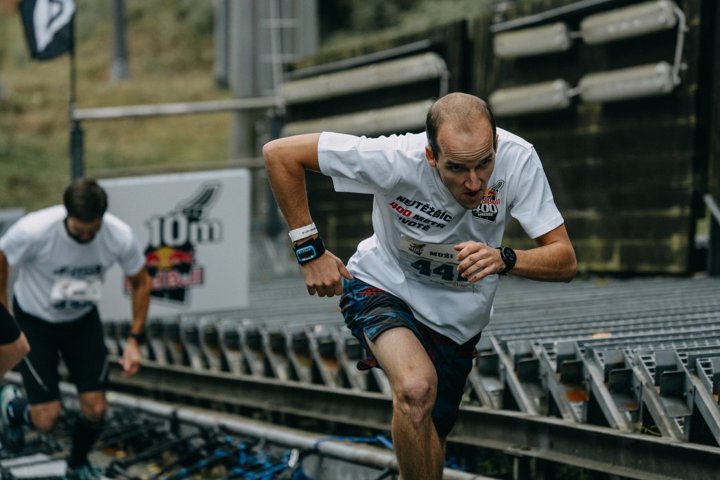 Extrémní běžecký závod Red Bull 400 na svahu po dkokanským můstkem na Ještědu