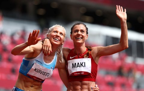 Spokojená Kristina Mäki s finskou běžkyní Sarou Kuivistovou