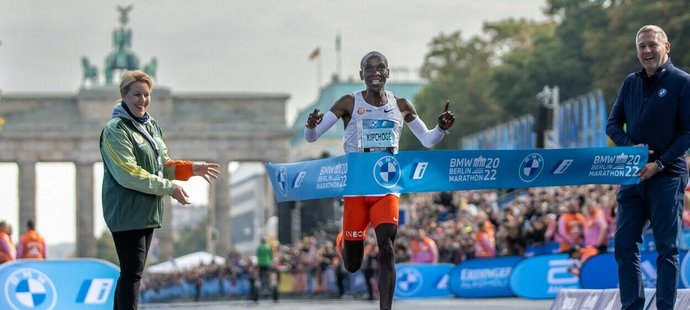 Keňský běžec Eliud Kipchoge dobíhá do cíle berlínského maratonu