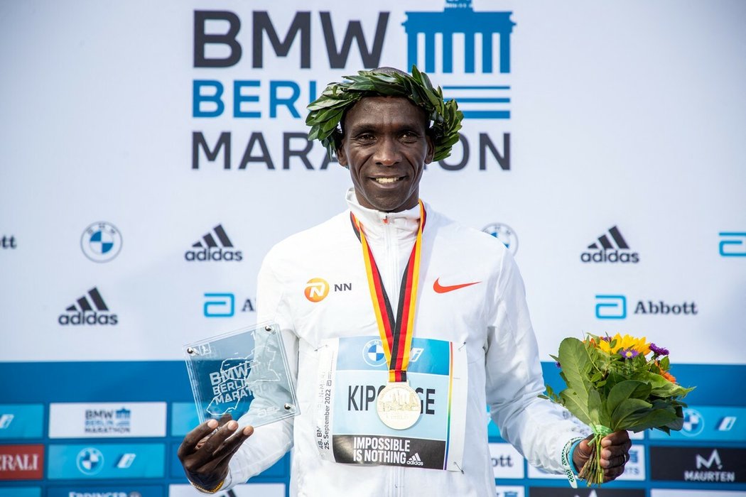 Eliud Kipchoge při berlínském maratonu fantasticky vylepšil svůj čtyři roky starý světový rekord