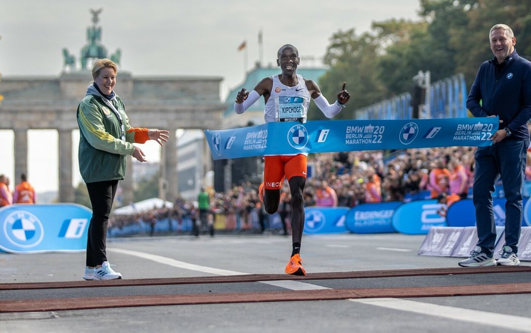 Keňský běžec Eliud Kipchoge dobíhá do cíle berlínského maratonu