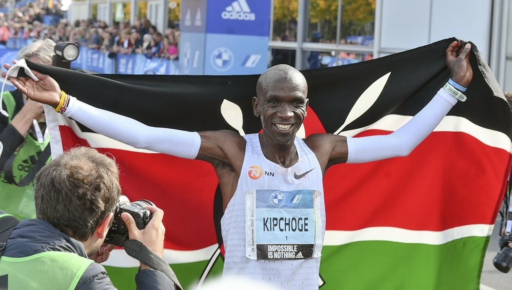 Keňan Eliud Kipchoge při berlínském maratonu o plnou půlminutu vylepšil svůj světový rekord z roku 2018