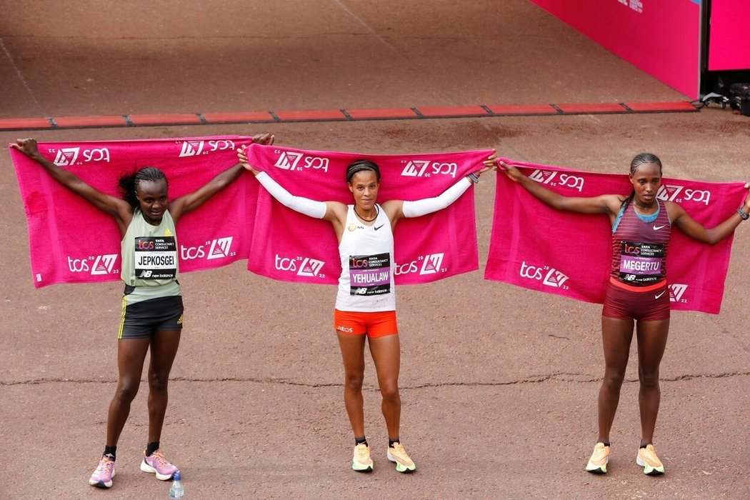 Etiopanka Yalemzerf Yehualawová sice na trati londýnského maratonu upadla, i tak ale doběhla první