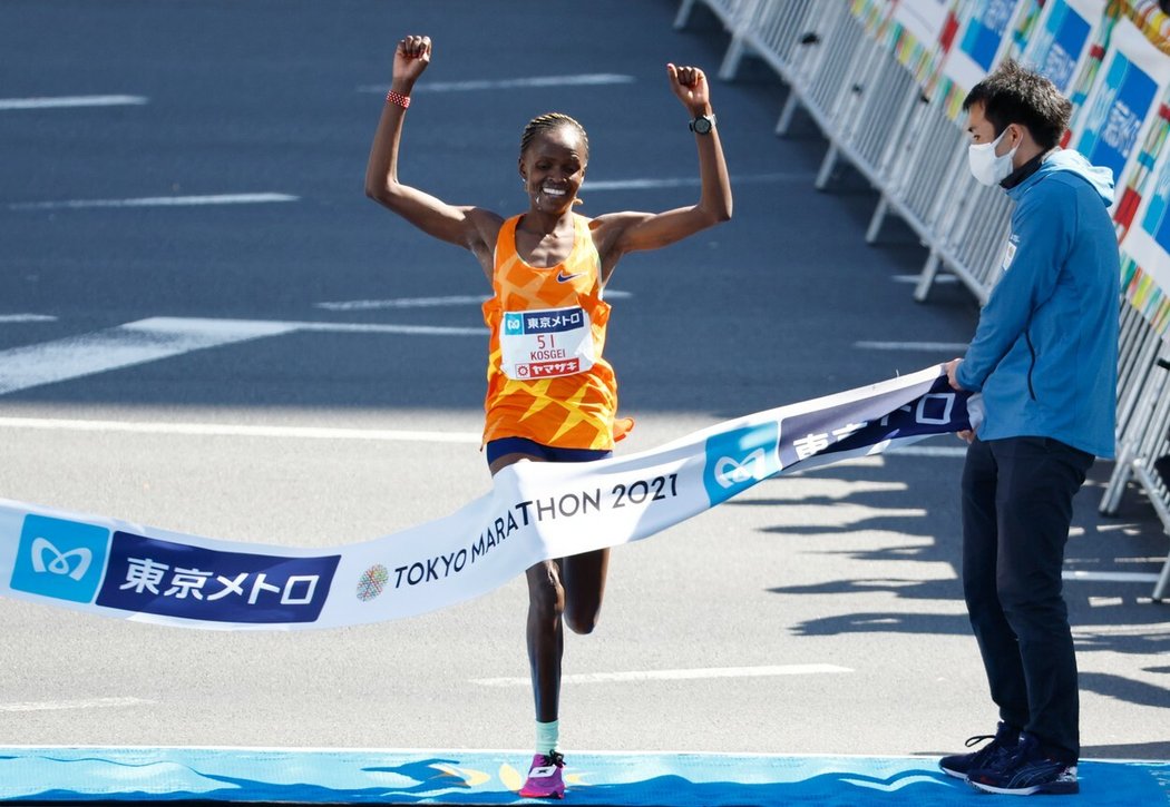 Keňanka Brigid Kosgeiová při tokijském maratonu ukázala svoji extratřídu