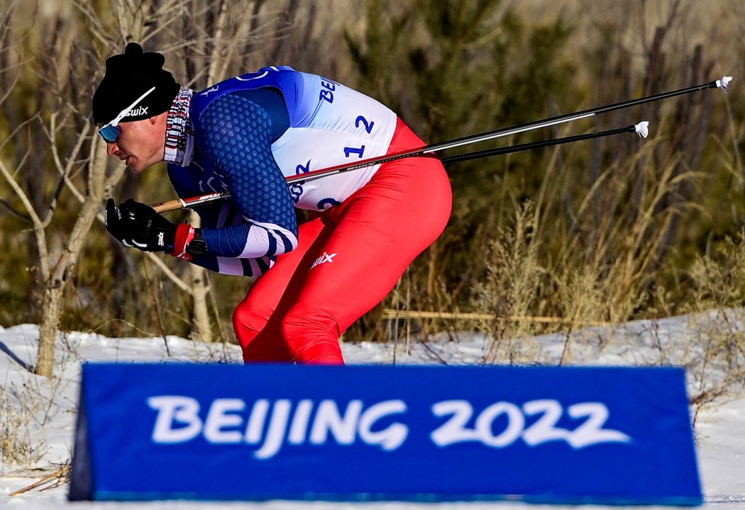 Český závodník Michal Novák na olympijské trati v Číně během skiatlonu
